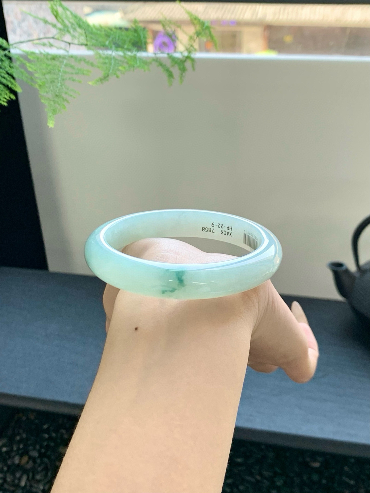 【冰飘花手镯】
柔美的飘绿花色、清清甜甜的味道格外的沁人心脾，有着东方韵味的温婉之美
【尺寸】58-12-9mm