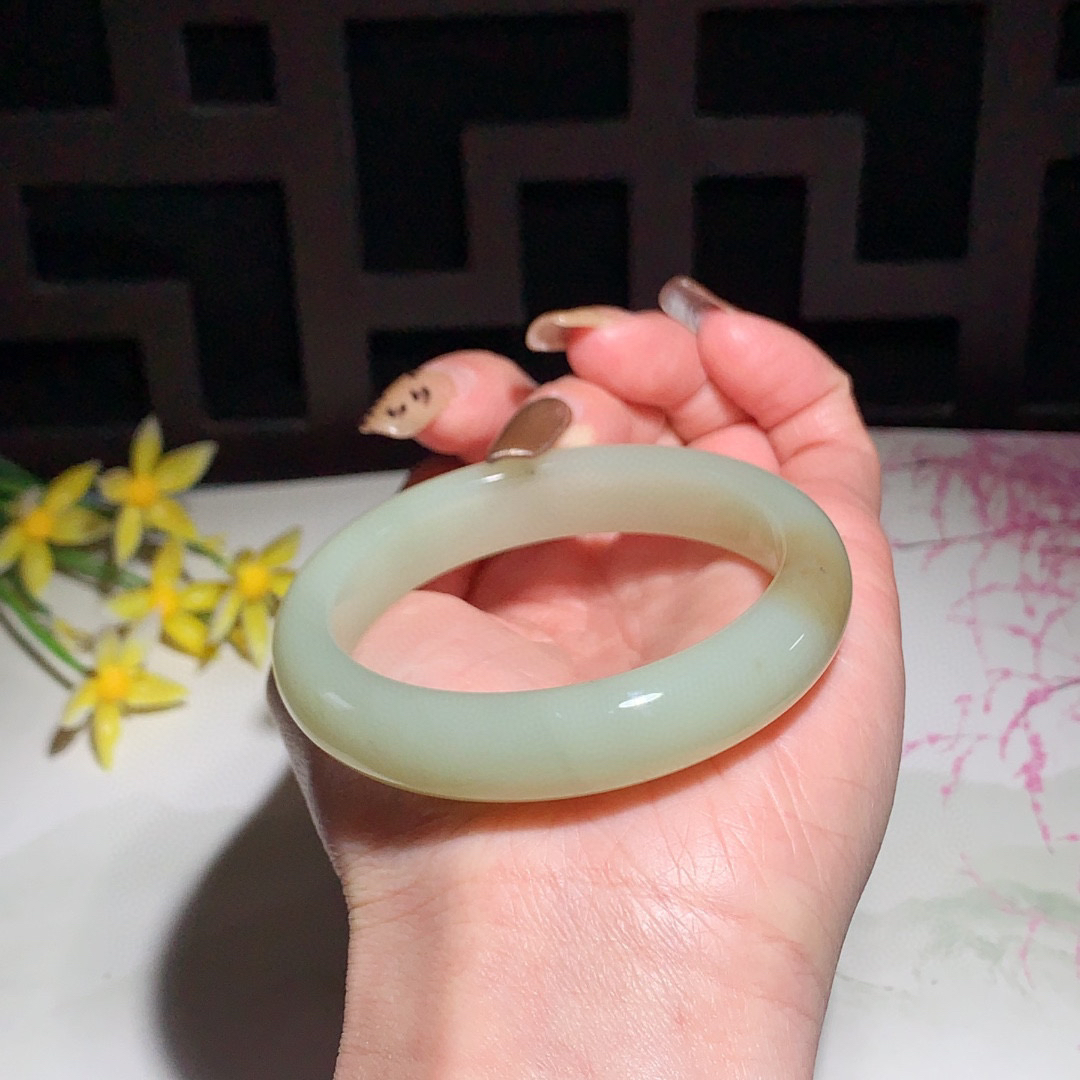 和田玉53.5圈口且末糖手镯！玉质细腻油润 底色纯净 无纹裂 脂粉好，品质高。