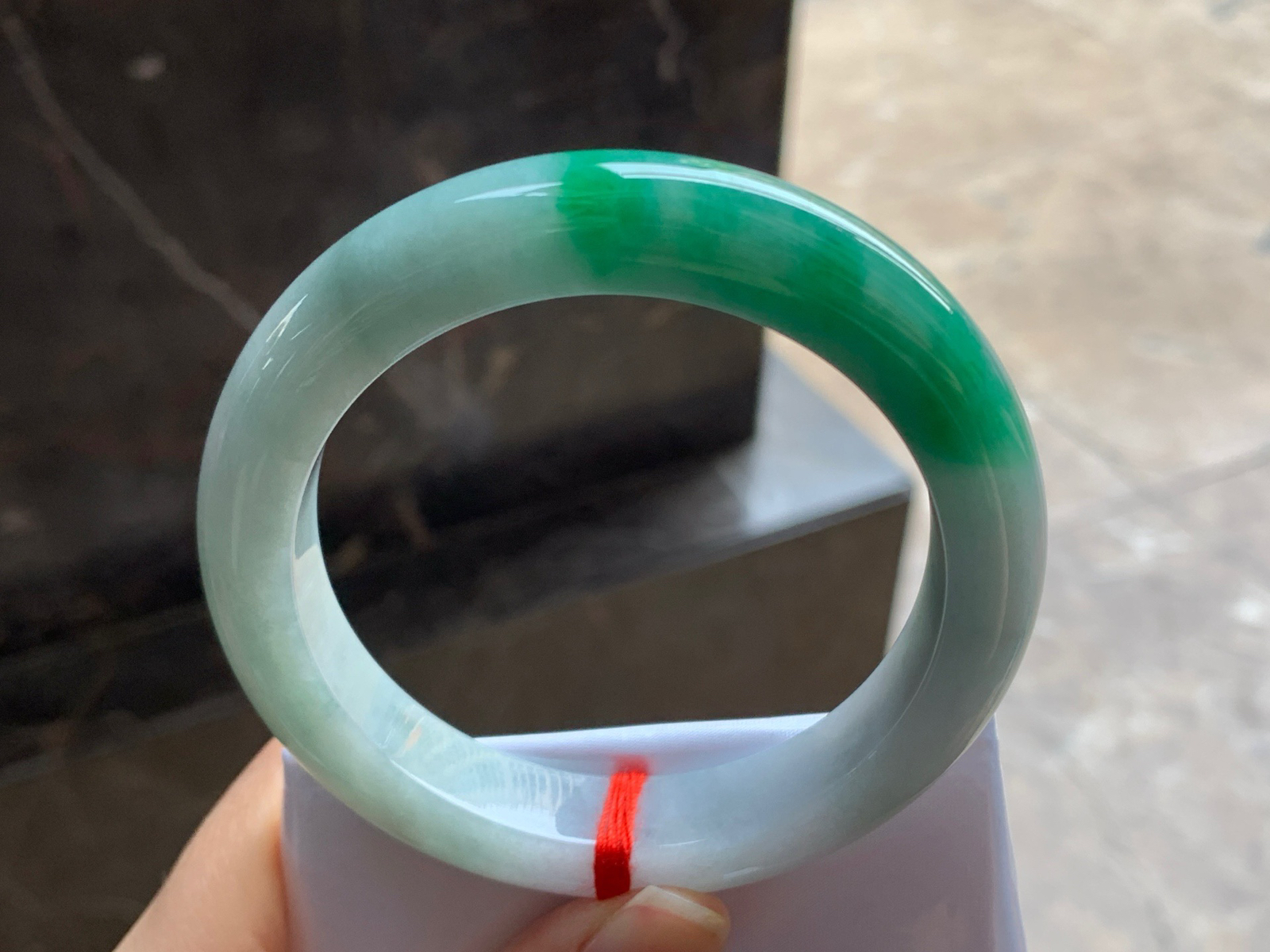 58-12.4-10

绿色手镯^_^鲜艳 玉质温润