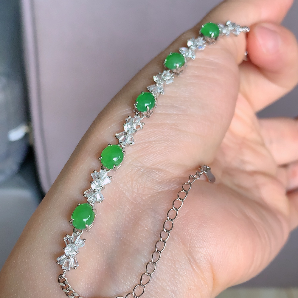 冰润满绿翡翠蛋面手链，水水润润，珠圆玉润，颜色鲜艳，妙明清净，清秀高雅，佩戴效果优雅迷人！性价比超值 W815.5 取一尺寸：6.5-5.8-5.2mm    裸石尺寸：6.4-5.8mm