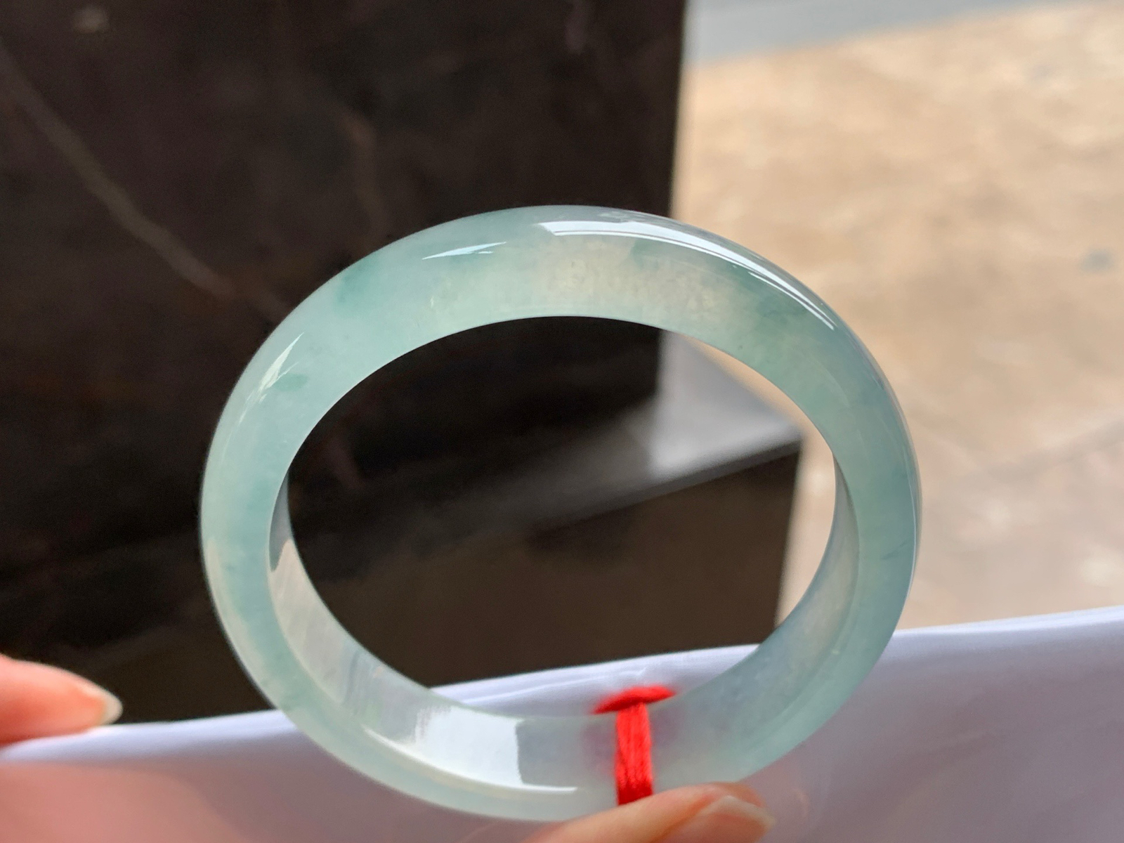 53.5-12.8-6.8

冰蓝花手镯^_^透亮