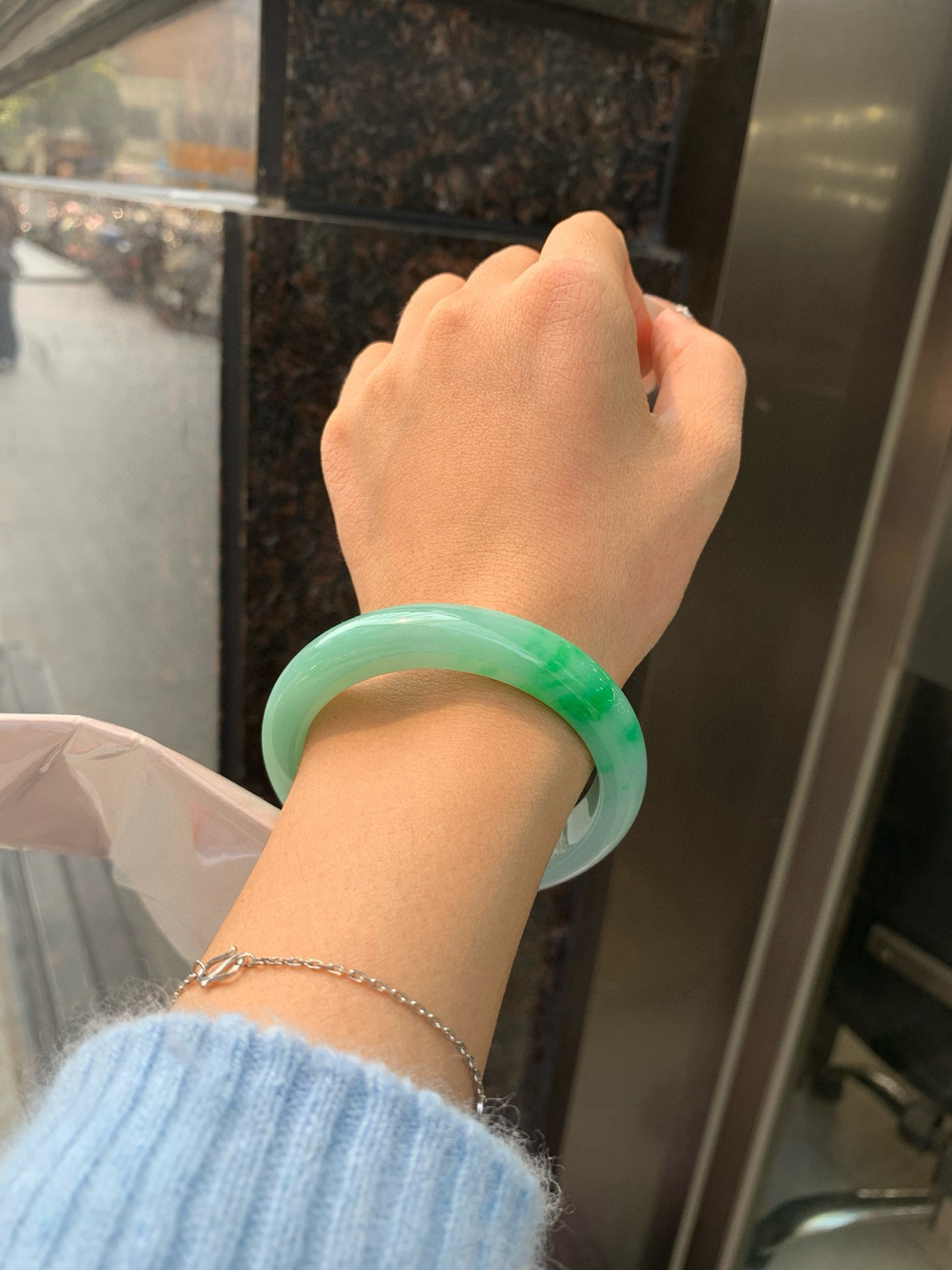 白底青阳绿正圈
53-8.3-11.3
打灯细纹，底妆水润，干净细腻，简约却充满灵气，几抹阳绿花色点缀，清新如芽，宛若自然的画卷凝结于腕间，静中带动，韵味悠长