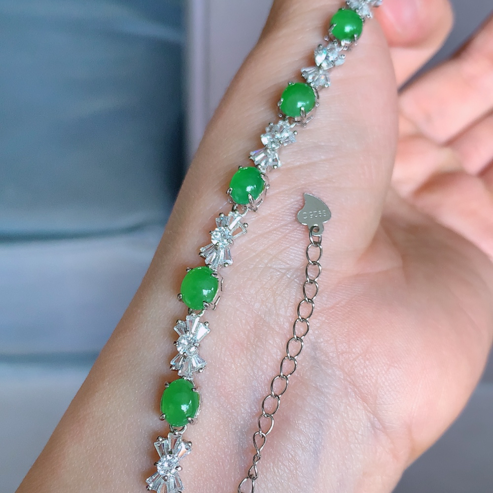 冰润满绿翡翠蛋面手链，水水润润，珠圆玉润，颜色鲜艳，妙明清净，清秀高雅，佩戴效果优雅迷人！性价比超值 W815.5 取一尺寸：6.5-5.8-5.2mm    裸石尺寸：6.4-5.8mm