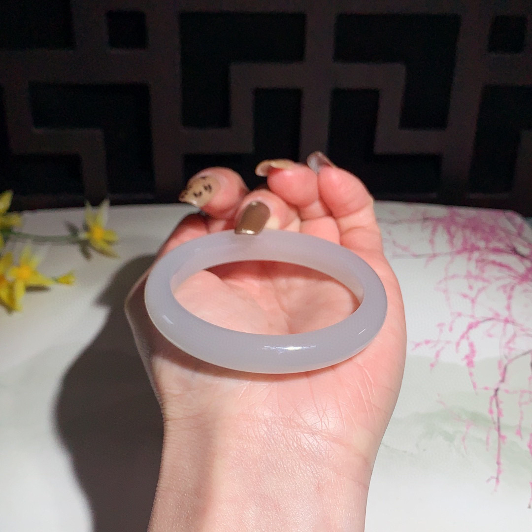 高冰，和田玉51.5圈口紫罗兰色手镯！玉质细腻油润 底色纯净 无裂无杂 脂粉好，品质高。