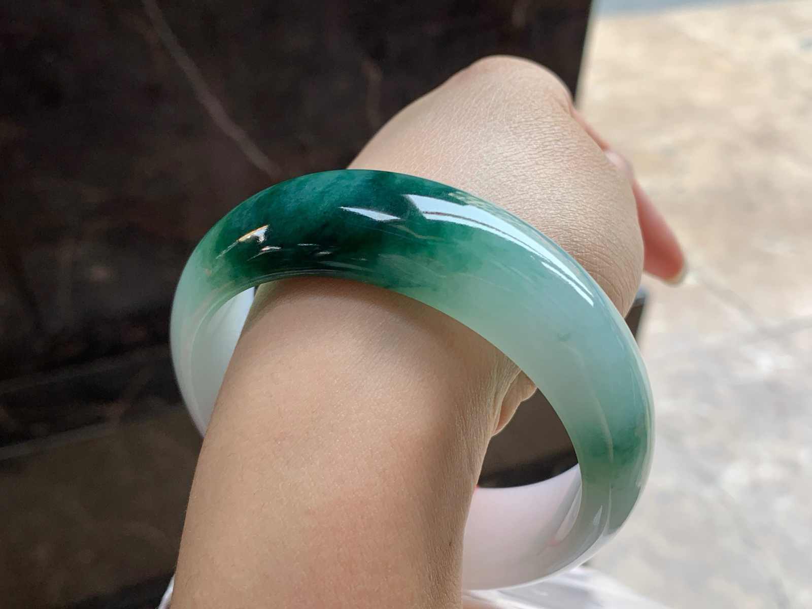 60-19.7-8.6

飘花宽版手镯^_^玉质温润 细腻 鲜艳