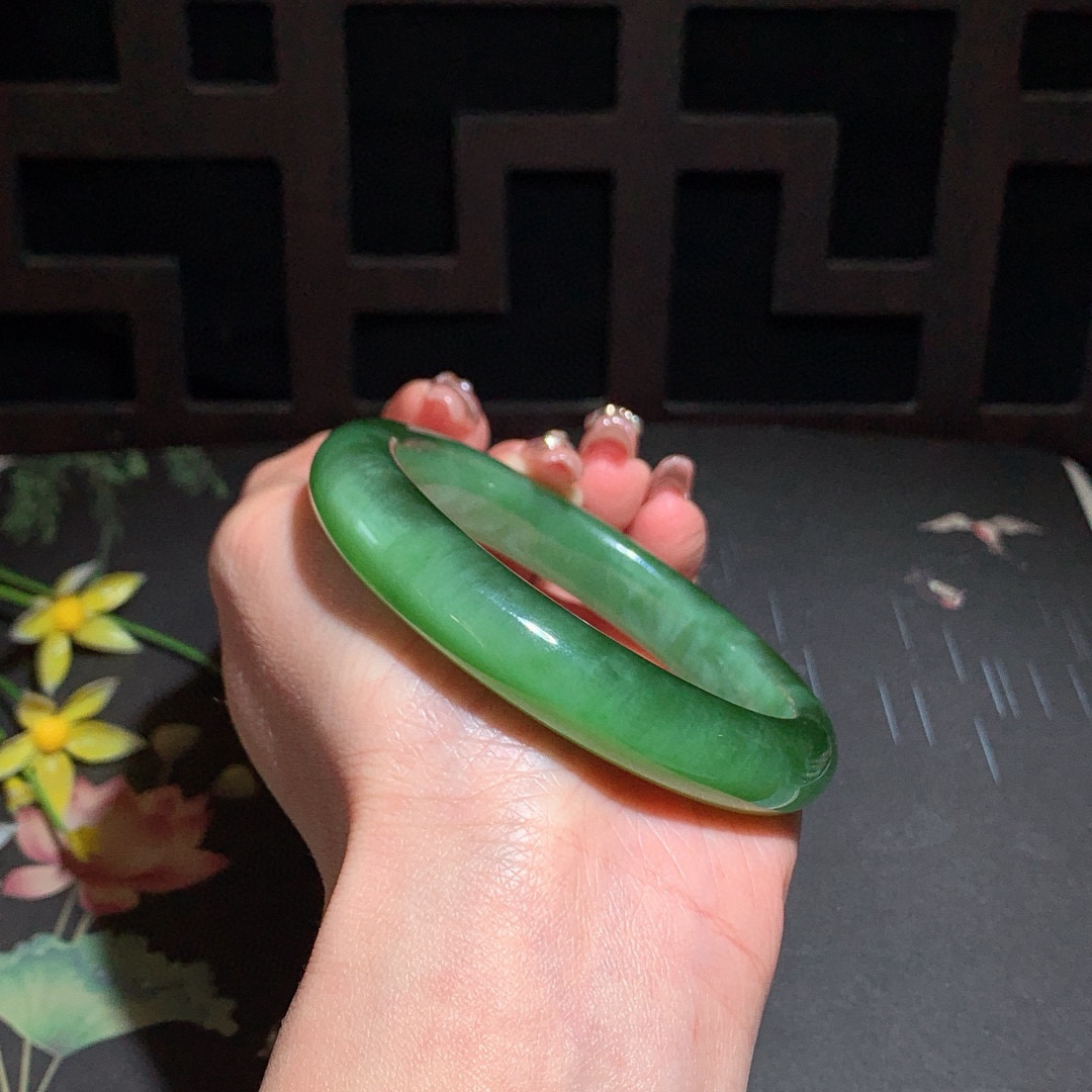 ￼珍藏品，和田玉59圈口冰底菠菜绿猫眼碧玉手镯！玉质细腻油润 底色纯净 无裂无杂 脂粉好，品质高。
