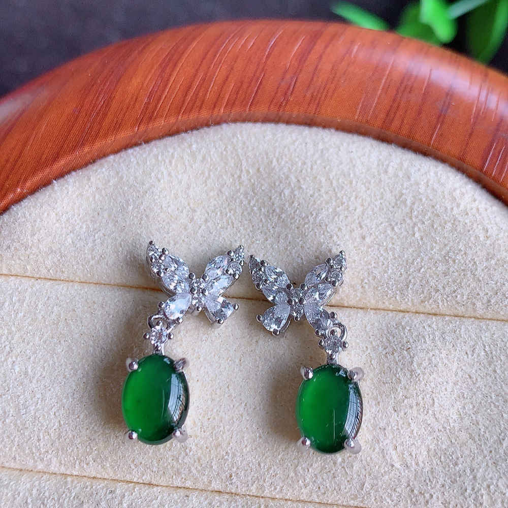 冰透满绿翡翠925银镶嵌耳钉，自然光实拍，翠色灵动，颜色漂亮，种老水足，品相佳，佩戴佳品！W815.5  取一尺寸：21-10.5-4.5mm  裸石尺寸：7.8-5.8mm