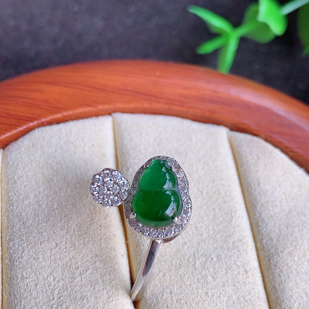 冰润满绿精美翡翠葫芦戒指  玉质细腻  冰清玉润  飘花灵动  颜色漂亮  W815.5 内径尺寸：16mm  裸石尺寸：9-6mm