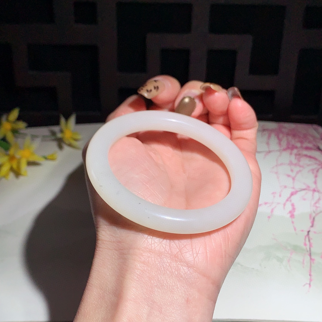 和田玉55圈口藕粉色手镯！玉质细腻油润 底色纯净 无裂无棉 脂粉好，品质好！