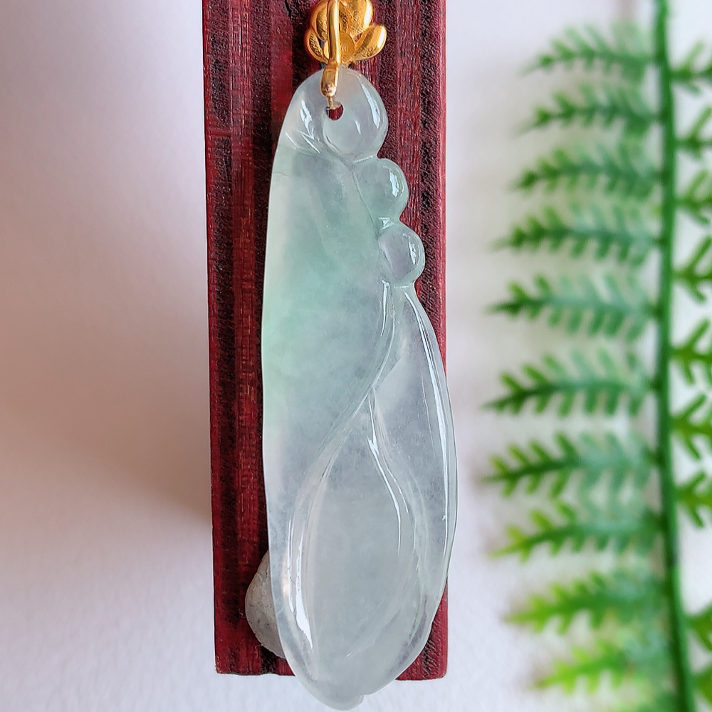 18k金扣冰润莲花翡翠挂件，寓意“祥和，安宁，吉祥，幸福”佛意本悠远，莲花更清幽。意境优美，莹润通透   W142.5 尺寸：36-11-4mm