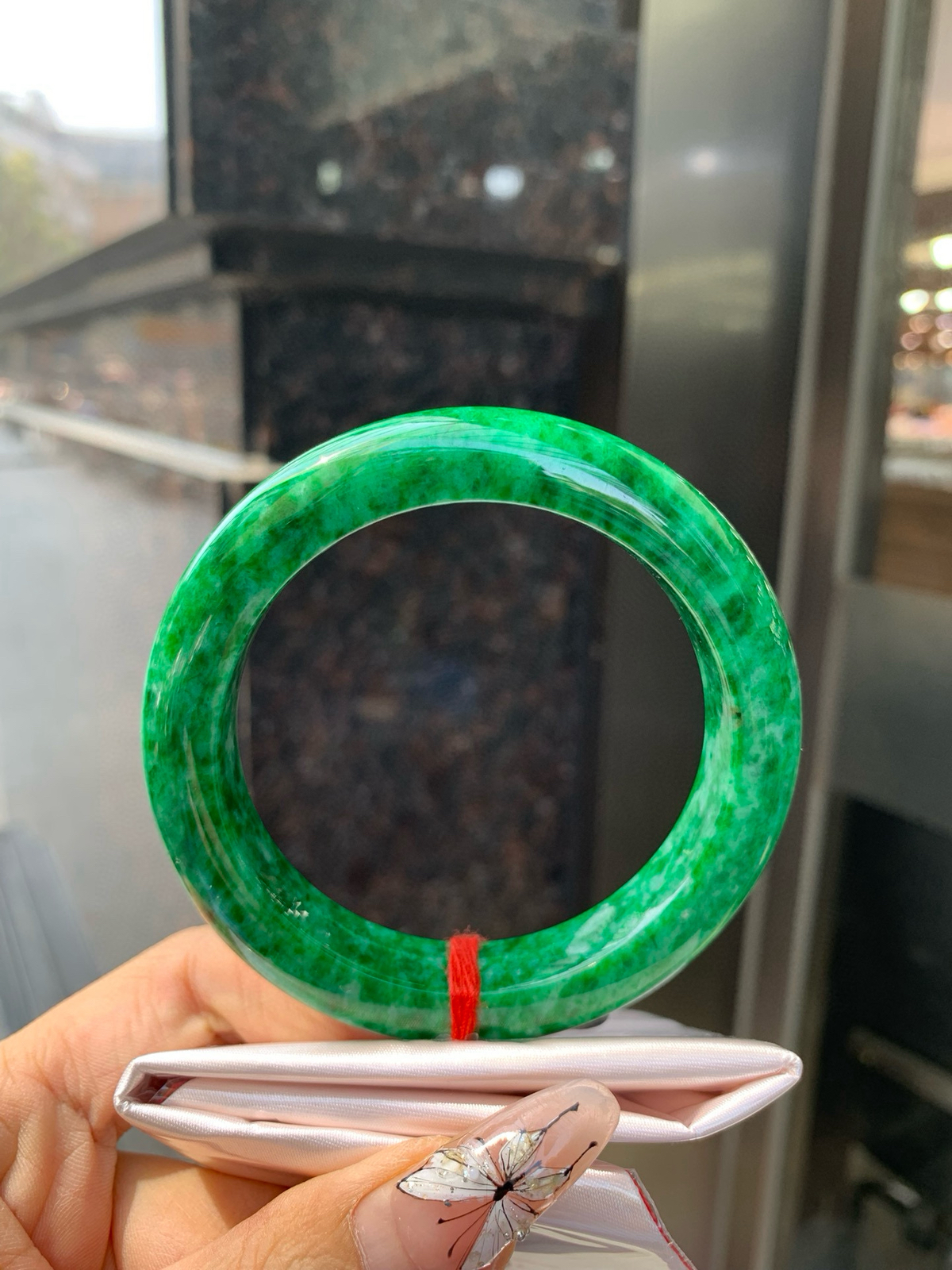 花青翡翠正圈
57.6-9.8-12.7
打灯表皮纹微扣，青黛染烟霞，腕间生碧波，像一汪碧水绕在腕间