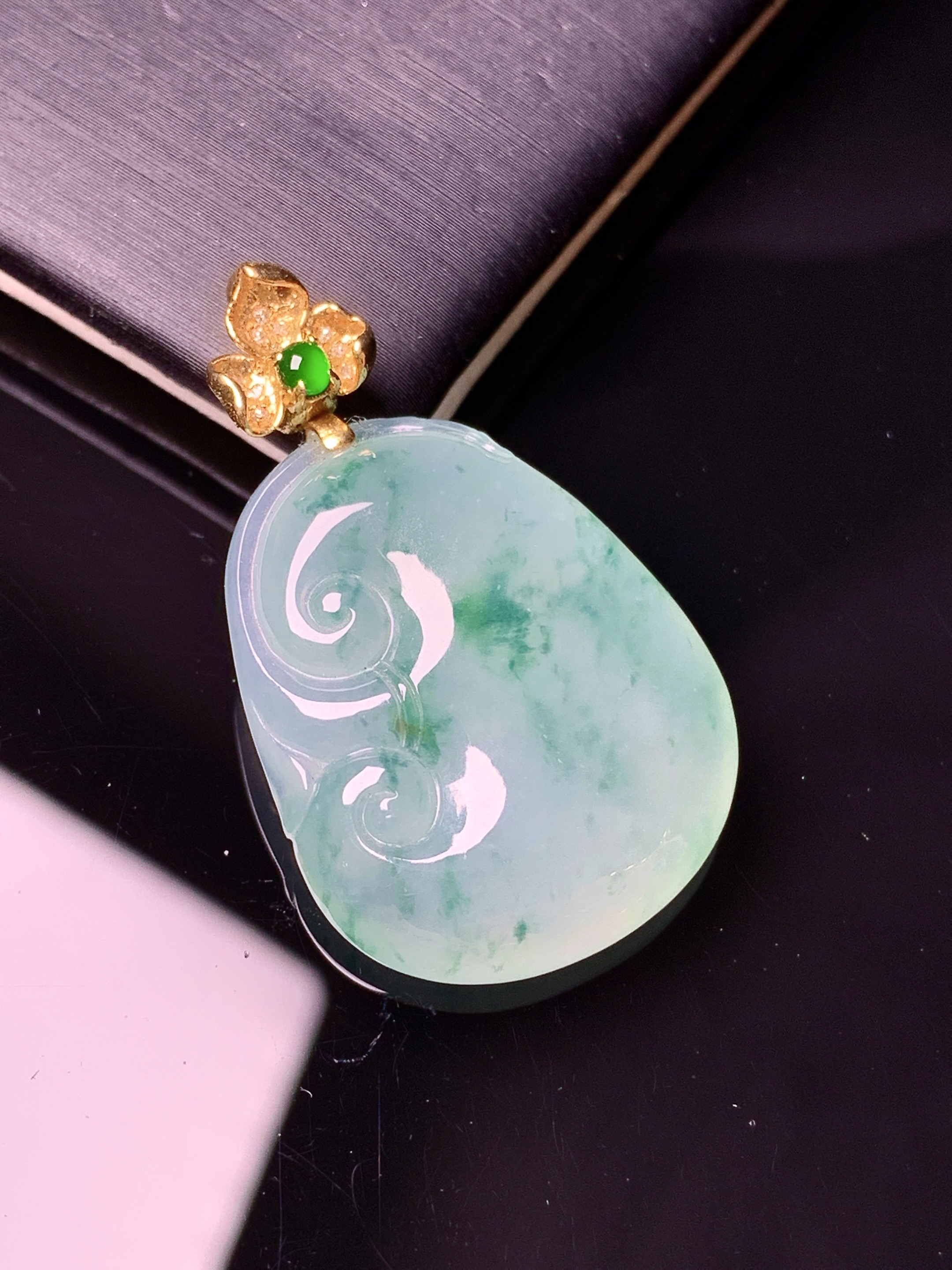 18k金镶嵌冰种飘绿如意吊坠 玉质细腻 色泽艳丽清新 整体尺寸34.8*21.5*6.8