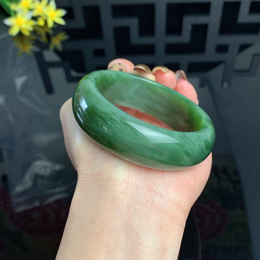 ￼ 收藏款，和田玉55.8圈口阳绿色宽版猫眼碧玉手镯！玉质细腻油润 底色纯净 无裂无杂 脂粉好，品质