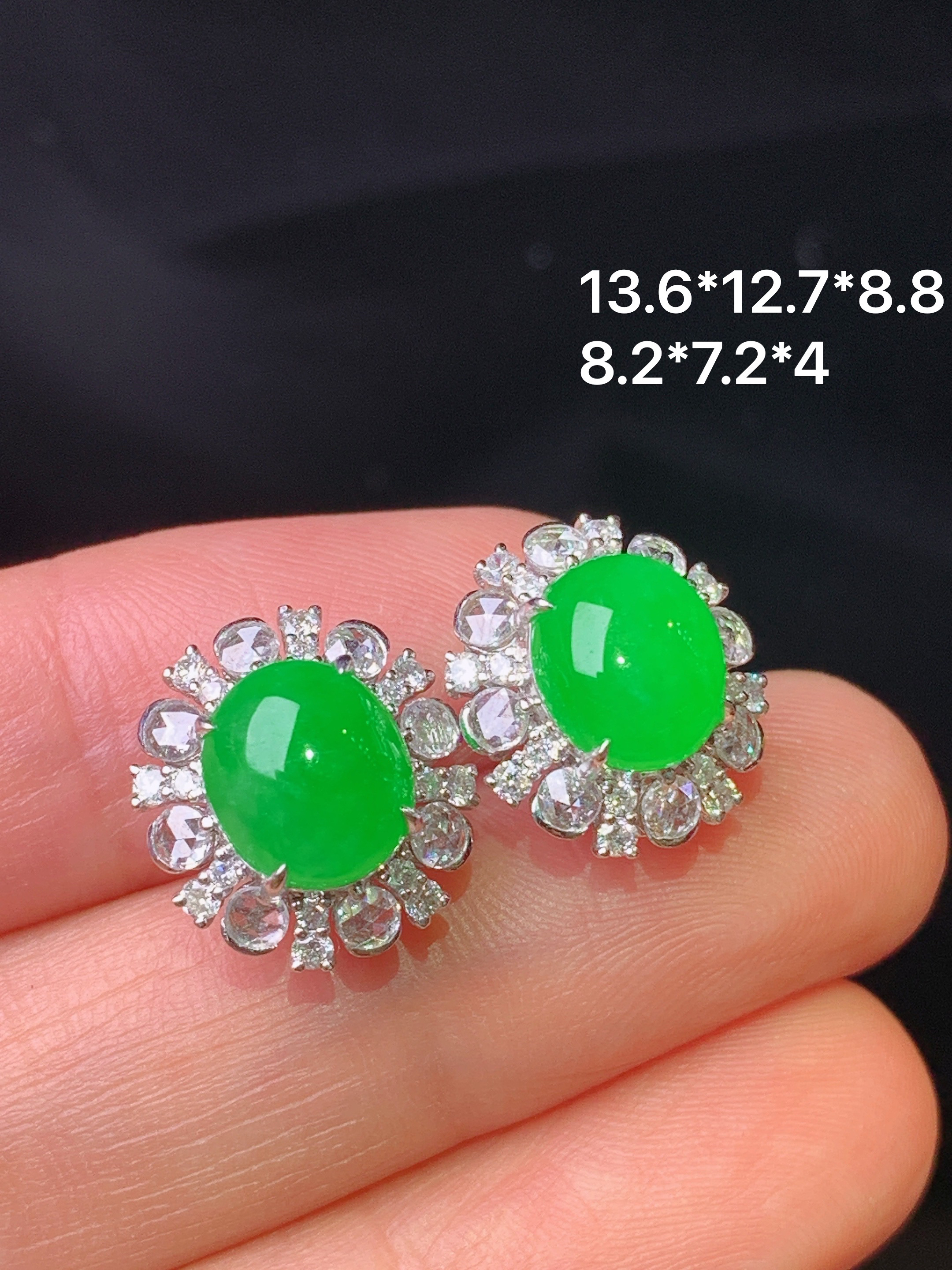 18k金钻镶嵌满绿蛋面耳钉 玉质细腻 色泽艳丽清新 整体尺寸13.6*12.7*8.8