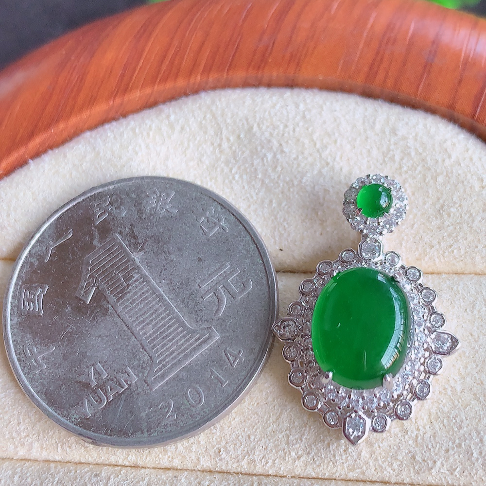 冰润飘绿蛋面翡翠吊坠，质地细腻，清秀高雅，饱满圆润  款式大方经典，颜色鲜艳，沁人心脾，高质量精品   W502.5 整体尺寸：23-15.8-8.2mm   裸石尺寸：10-7.8mm