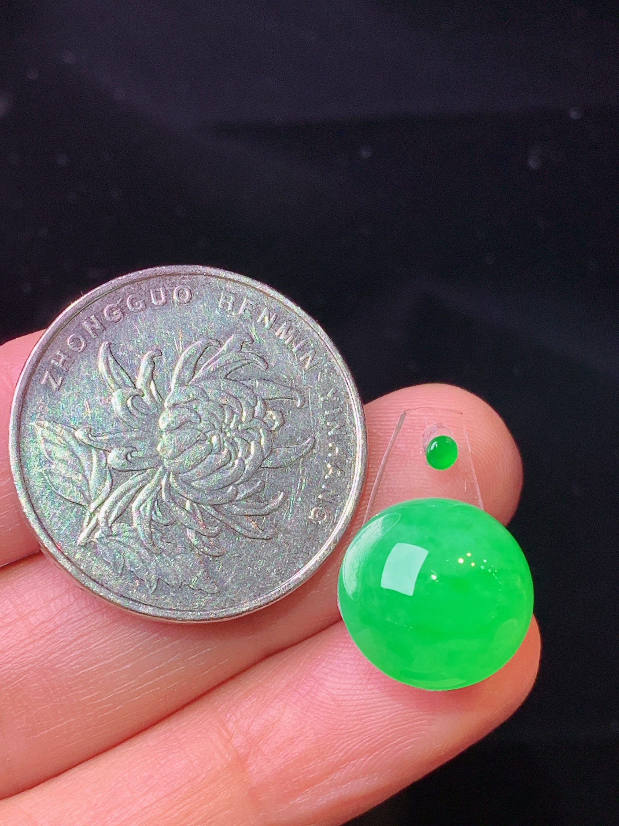 镶嵌款 翠绿蛋面吊坠 玉质细腻 色泽艳丽清新 整体尺寸13*7.3