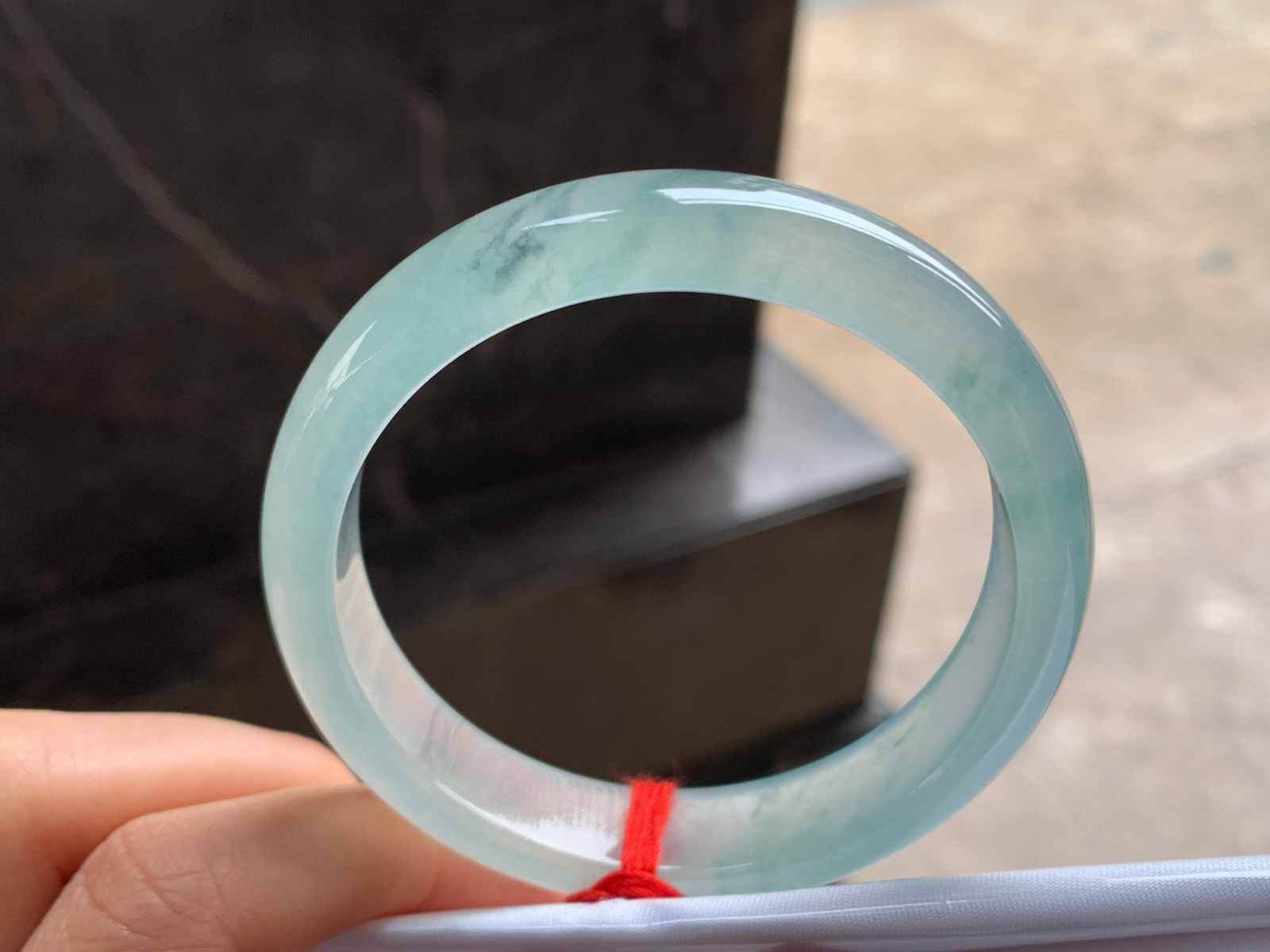 53.5-12.8-6.8

冰蓝花手镯^_^透亮