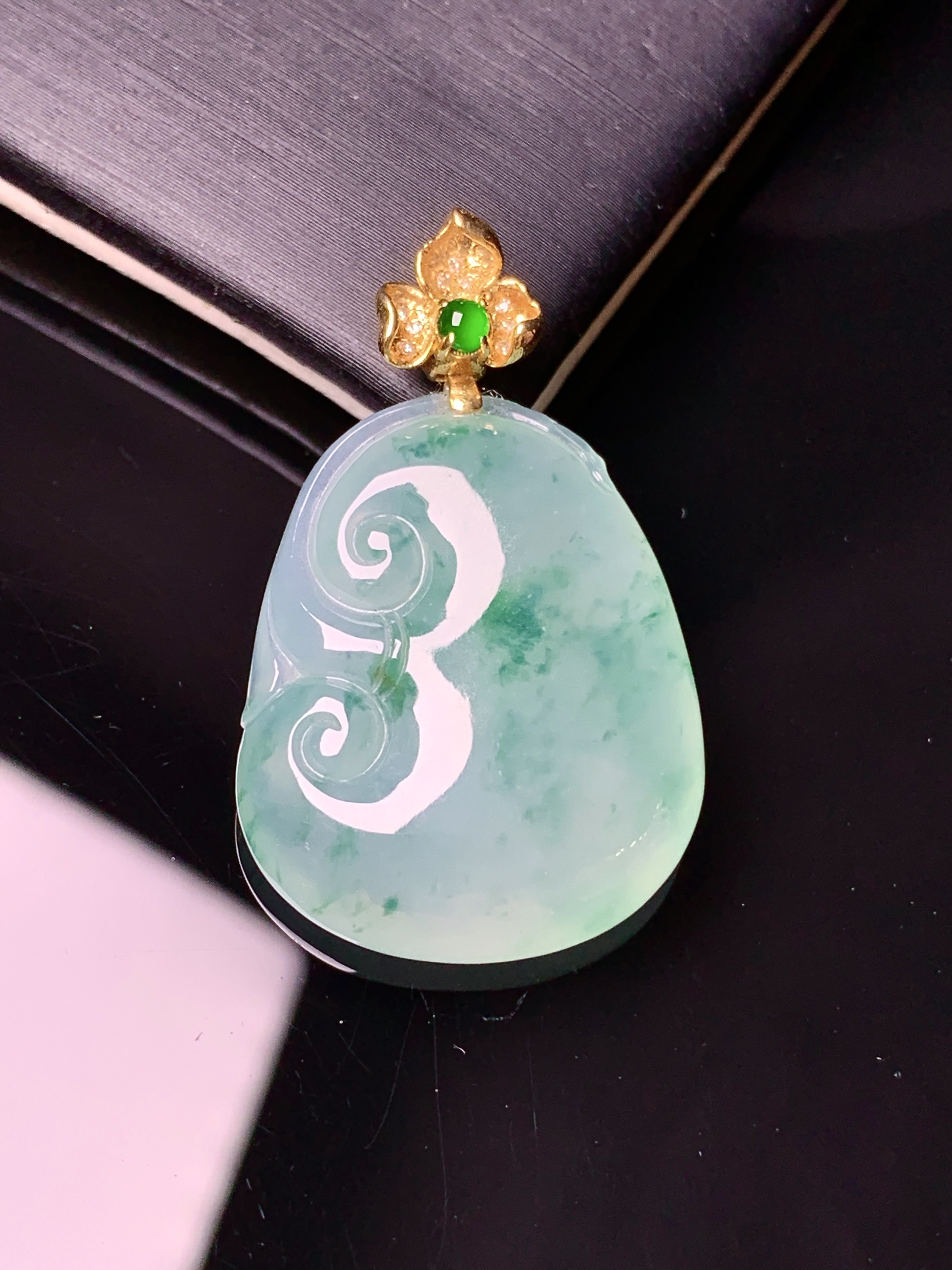 18k金镶嵌冰种飘绿如意吊坠 玉质细腻 色泽艳丽清新 整体尺寸34.8*21.5*6.8