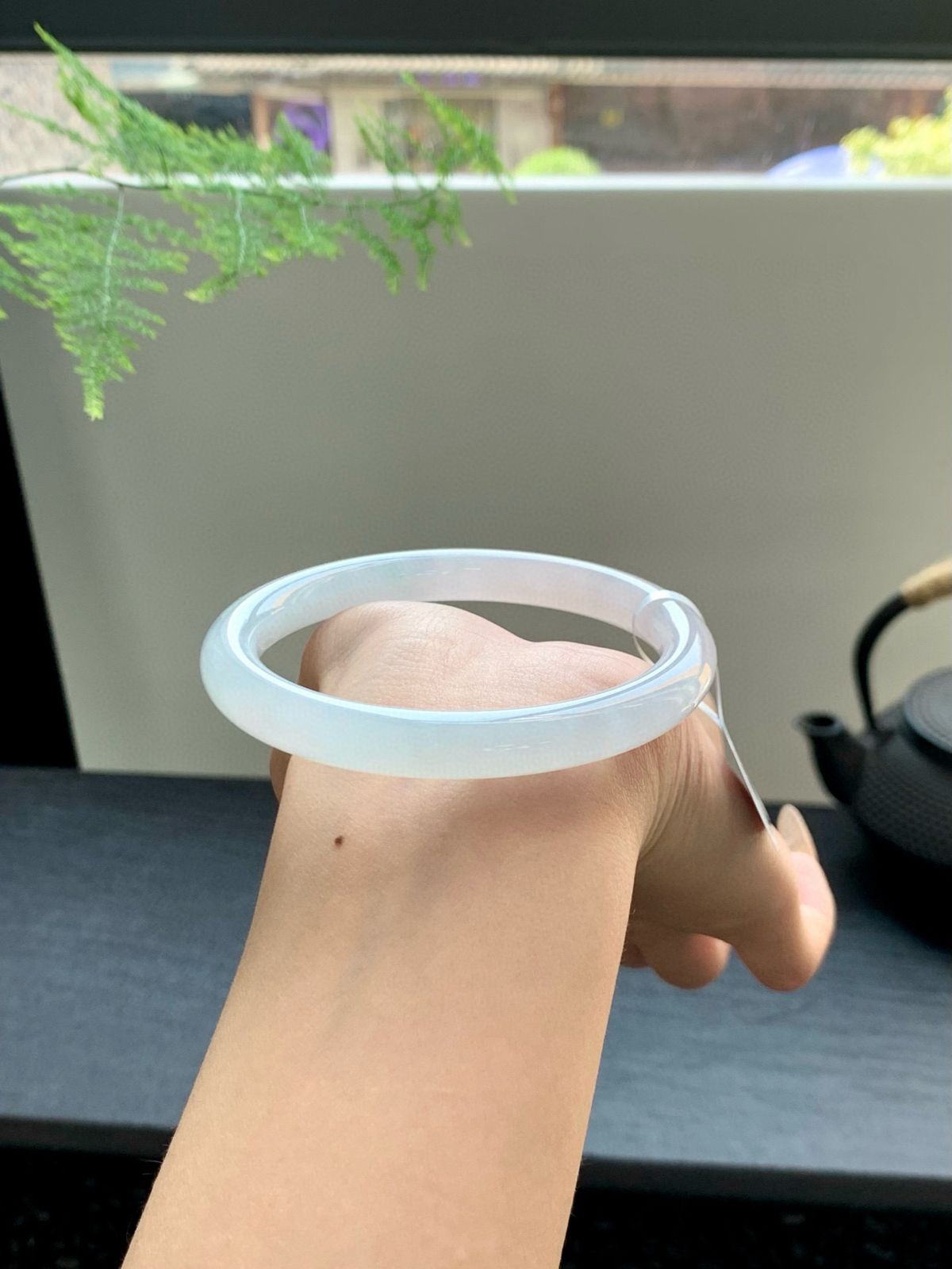 【冰淡色圆条手镯】
香丝袅袅祝尧年碧水长流 玉质细腻白净 莹润水灵江山如画不及你眉眼清浅（微瑕放漏‼️）
【尺寸】59-9-9mm