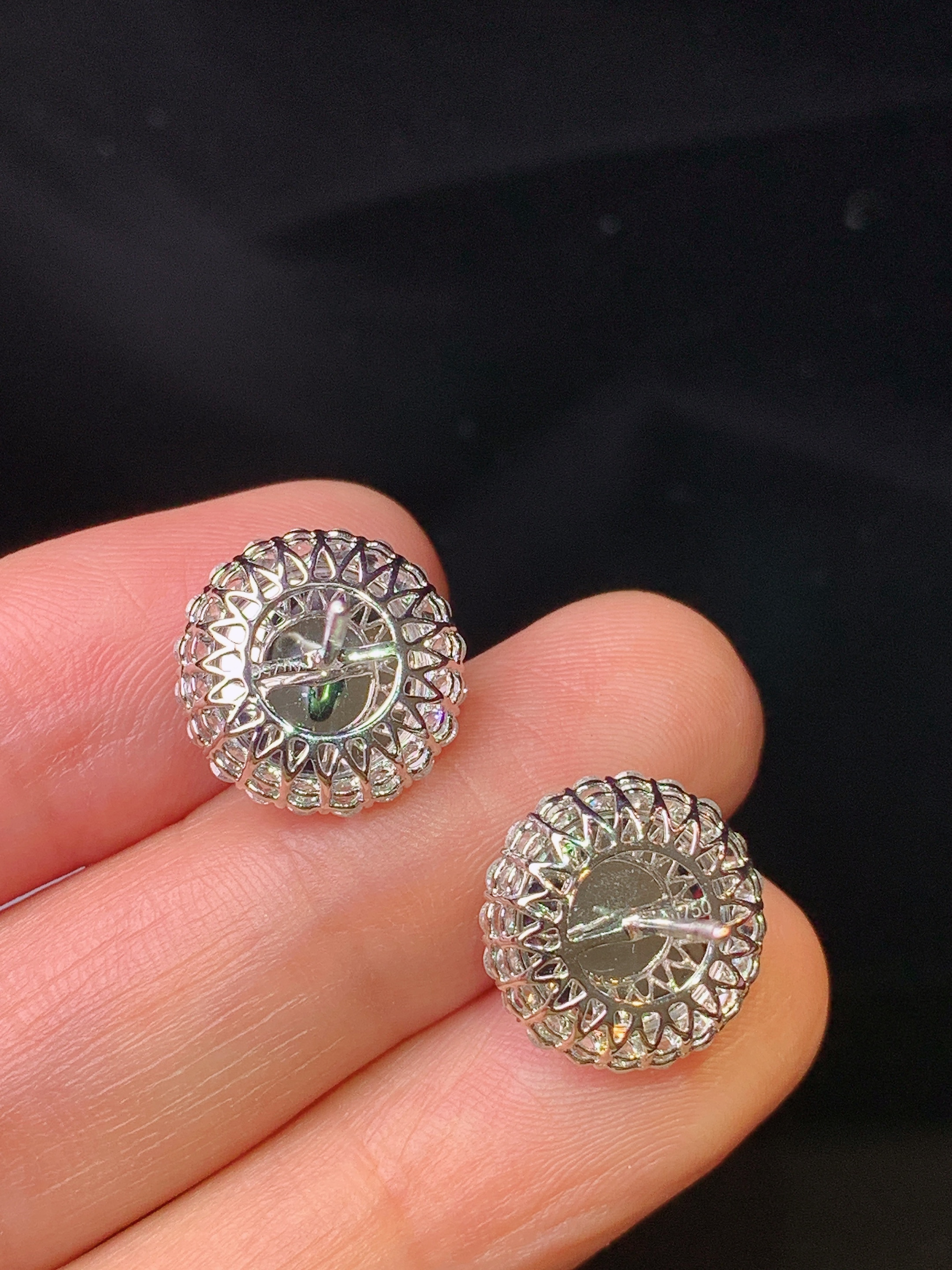 18k金钻镶嵌满绿蛋面耳钉 玉质细腻 色泽艳丽清新 整体尺寸13*8.5