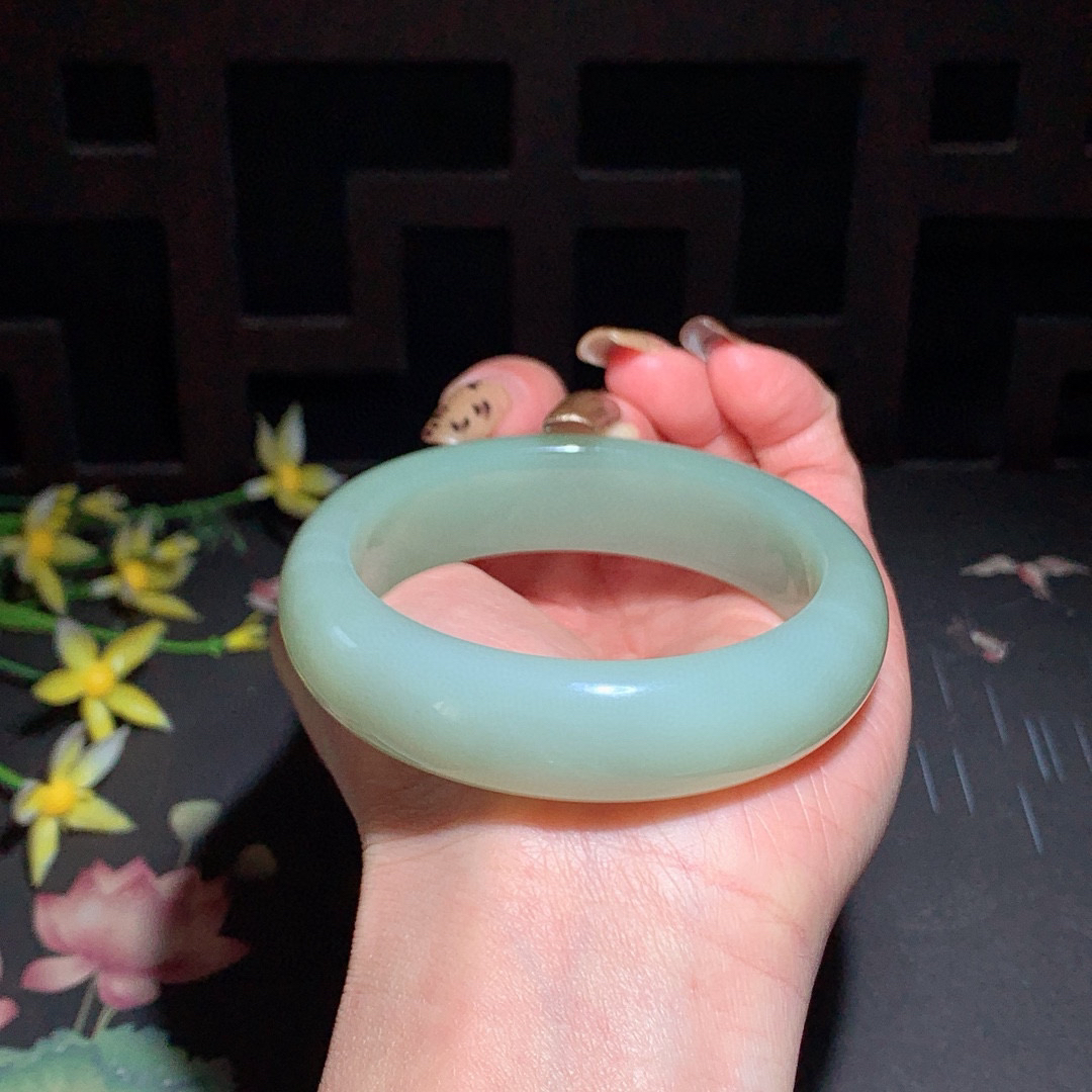 和田玉56.5圈且末蓝宽版手镯！玉质细腻油润 底色纯净 无裂无杂 脂粉好，品质高。