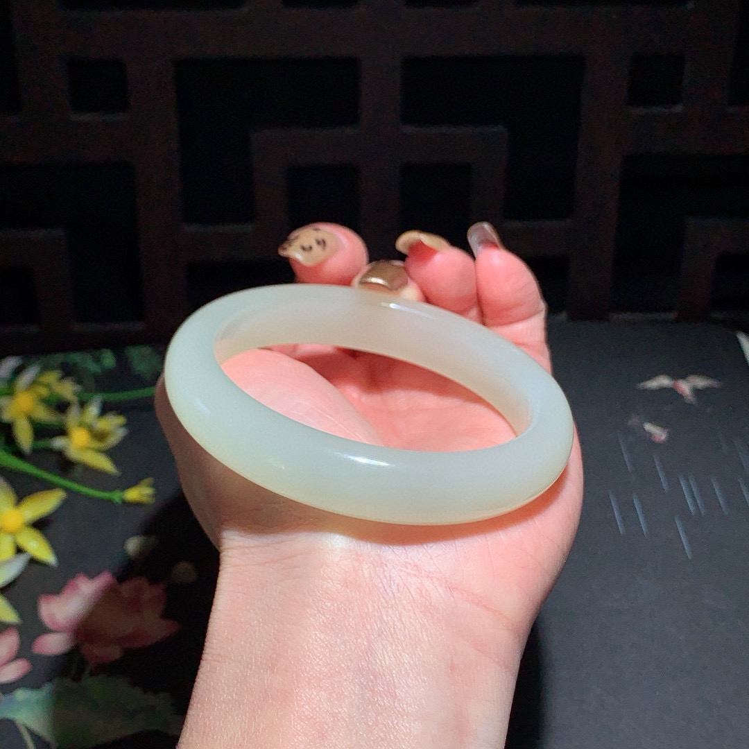 和田玉59圈晴水色手镯！玉质细腻油润 底色纯净 无裂无杂 脂粉好，品质高。