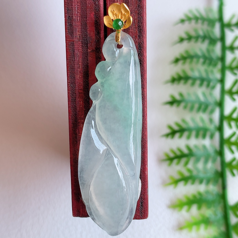 18k金扣冰润莲花翡翠挂件，寓意“祥和，安宁，吉祥，幸福”佛意本悠远，莲花更清幽。意境优美，莹润通透   W142.5 尺寸：36-11-4mm