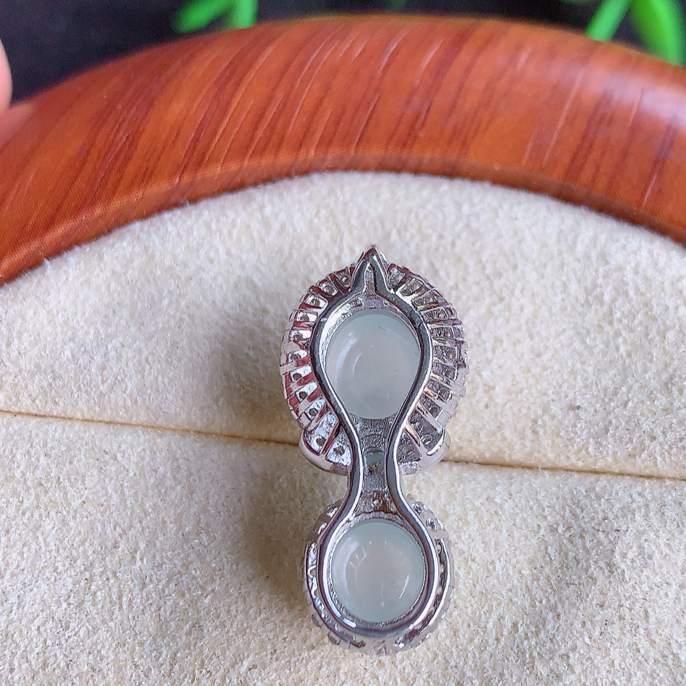 冰润蛋面翡翠吊坠，质地细腻，清秀高雅，饱满圆润  款式大方经典，颜色鲜艳，沁人心脾，高质量精品   W502.5  整体尺寸：23-10.8-8.5mm   裸石尺寸：8.5-7.8mm