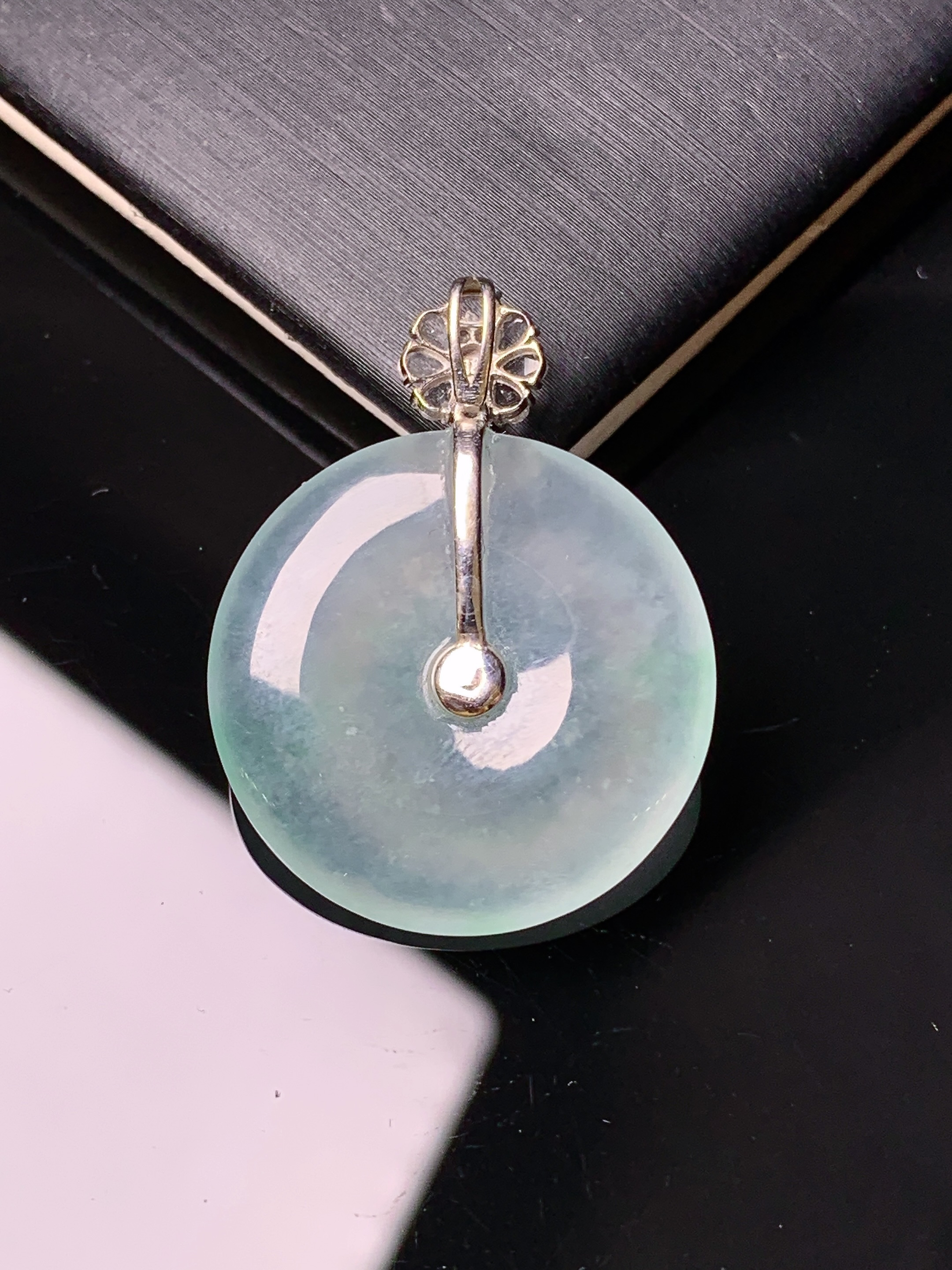 18k金镶嵌冰种平安扣吊坠 玉质细腻 色泽艳丽清新 整体尺寸29.8*22.6*4