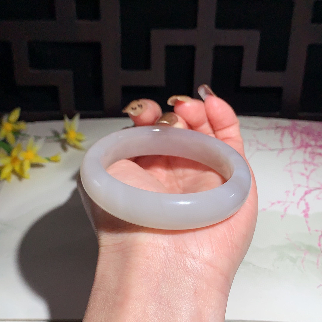 和田玉55圈口藕粉色宽条手镯！玉质细腻油润 底色纯净 无裂无黑 脂粉好，品质好！