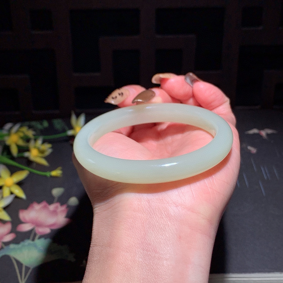 和田玉58圈晴水色手镯！清水色！玉质细腻油润 底色纯净 无裂无杂 脂粉好，品质高。