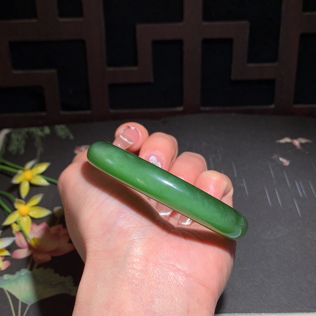 ￼珍藏品，和田玉59圈口冰底菠菜绿猫眼碧玉手镯！玉质细腻油润 底色纯净 无裂无杂 脂粉好，品质高。