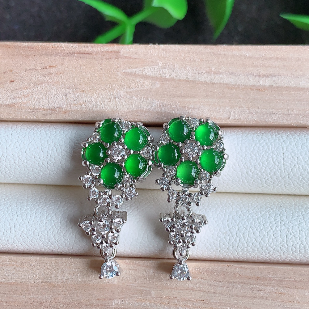 冰透满绿翡翠925银镶嵌耳钉，自然光实拍，翠色灵动，颜色漂亮，种老水足，品相佳，佩戴佳品！W815.5  取一整体尺寸：22-10.6-4.3mm  裸石尺寸：3mm
