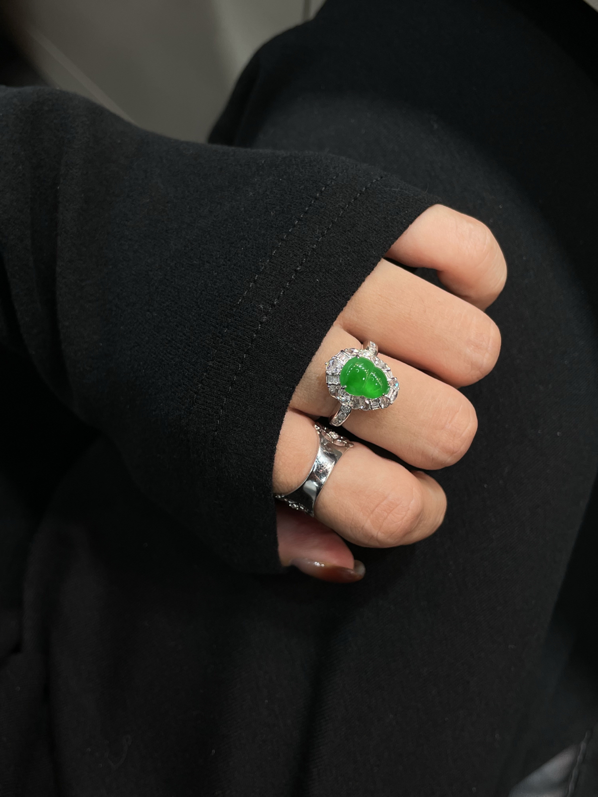 冰种 起光 阳绿 葫芦戒指

18k金配钻镶嵌