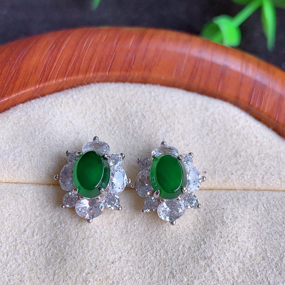 冰透满绿翡翠925银镶嵌耳钉，自然光实拍，翠色灵动，颜色漂亮，种老水足，品相佳，佩戴佳品！W502.5  取一尺寸：13-11-6mm  裸石尺寸：7-5mm