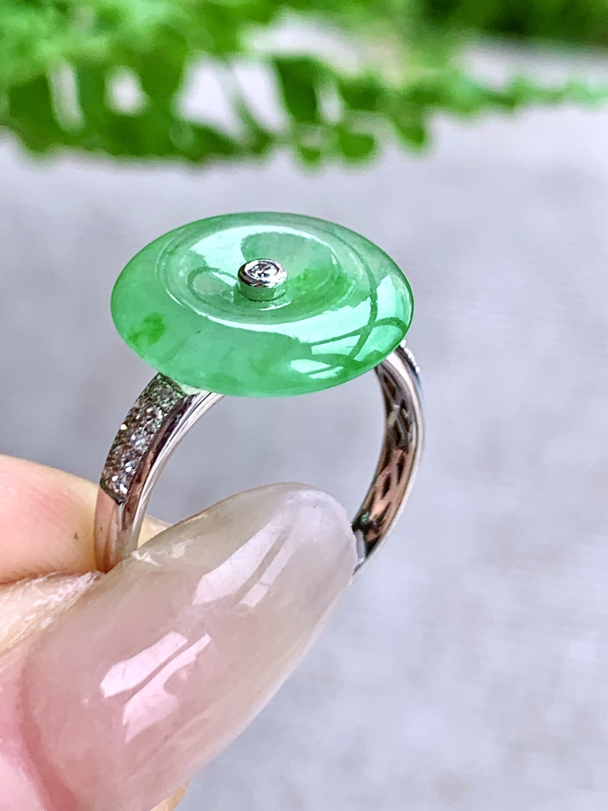 【镶嵌】️高冰飘绿花平安扣戒指
【说明】缅料  18k金镶嵌 性价比高  
【裸石】14.3-3.4
【圈口】14号
【重量】3.7克