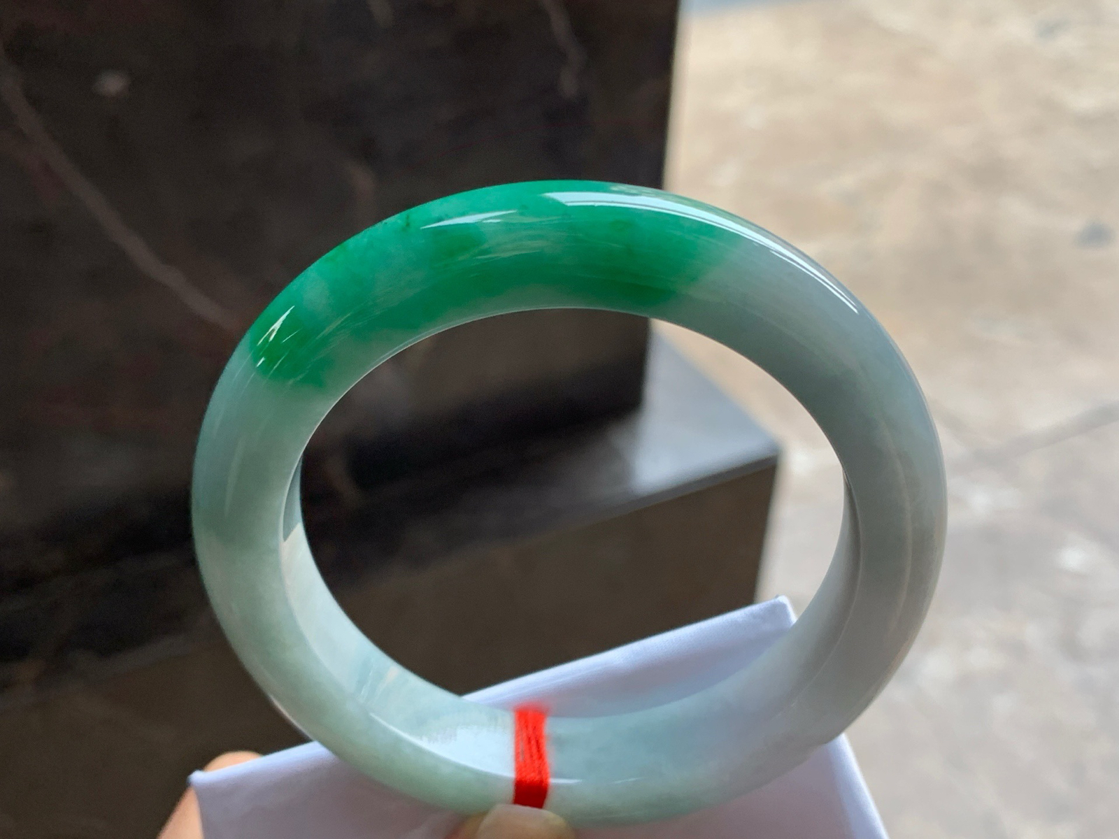 58-12.4-10

绿色手镯^_^鲜艳 玉质温润