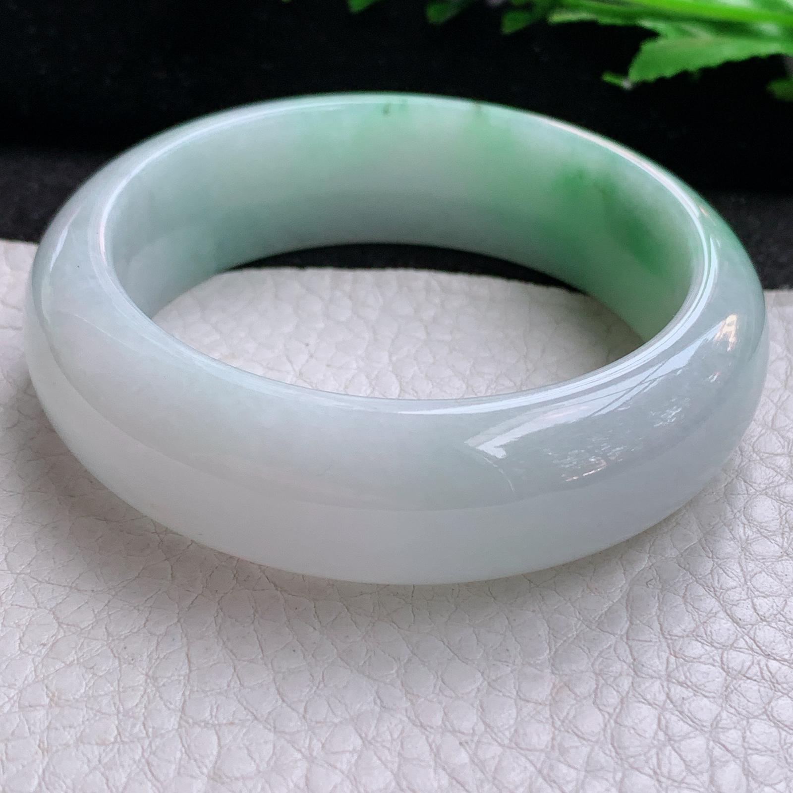 ee飘绿花款54.5*17*9轮胎镯 天然缅甸翡翠A货胶感飘逸宽边玉手环