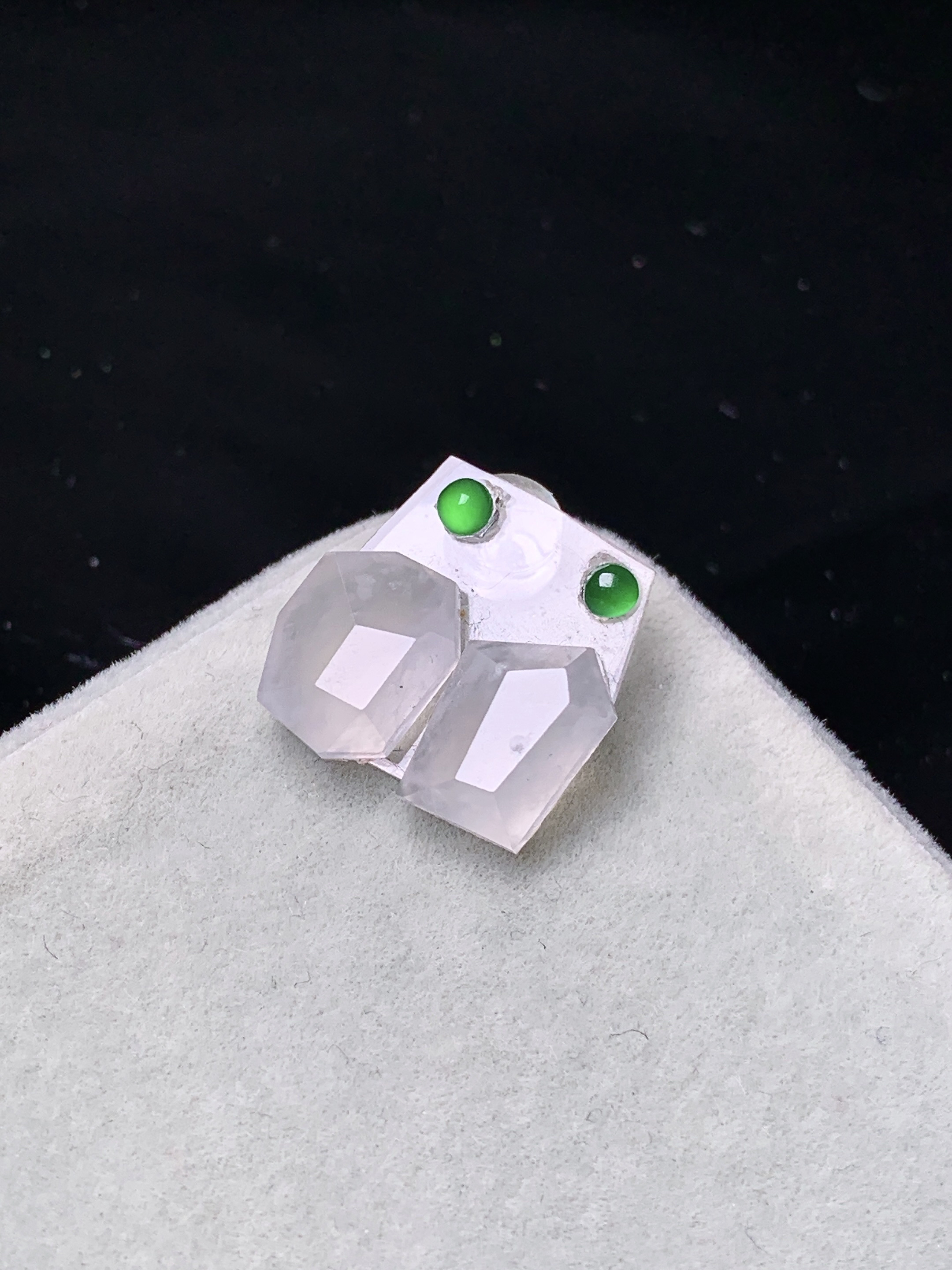 镶嵌款 冰种菱形一对 玉质细腻 色泽艳丽清新 整体尺寸9.5*7.5*4.2