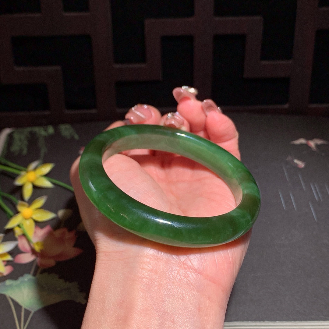 ￼珍藏品，和田玉59圈口冰底菠菜绿猫眼碧玉手镯！玉质细腻油润 底色纯净 无裂无杂 脂粉好，品质高。