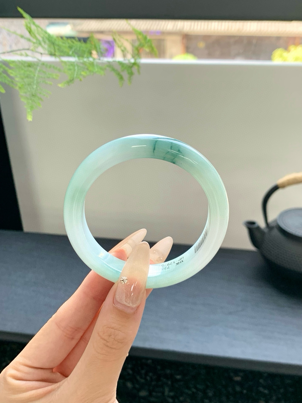 【冰飘花手镯】
浅翠轻漾，如烟似雾，一抹淡绿游弋温润底间，灵动清雅（微瑕）
【尺寸】56-12-