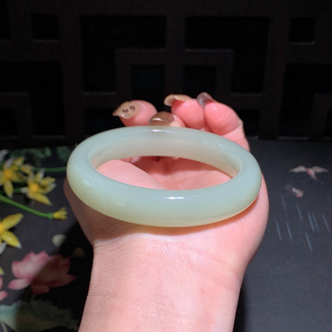 和田玉56.5圈晴水色手镯！清水色！玉质细腻油润 底色纯净 无裂无杂 脂粉好，品质高。