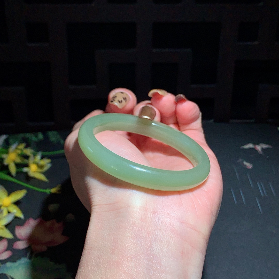 和田玉51.5圈清水色手镯！玉质细腻油润 底色纯净 无裂无杂 脂粉好，品质高。