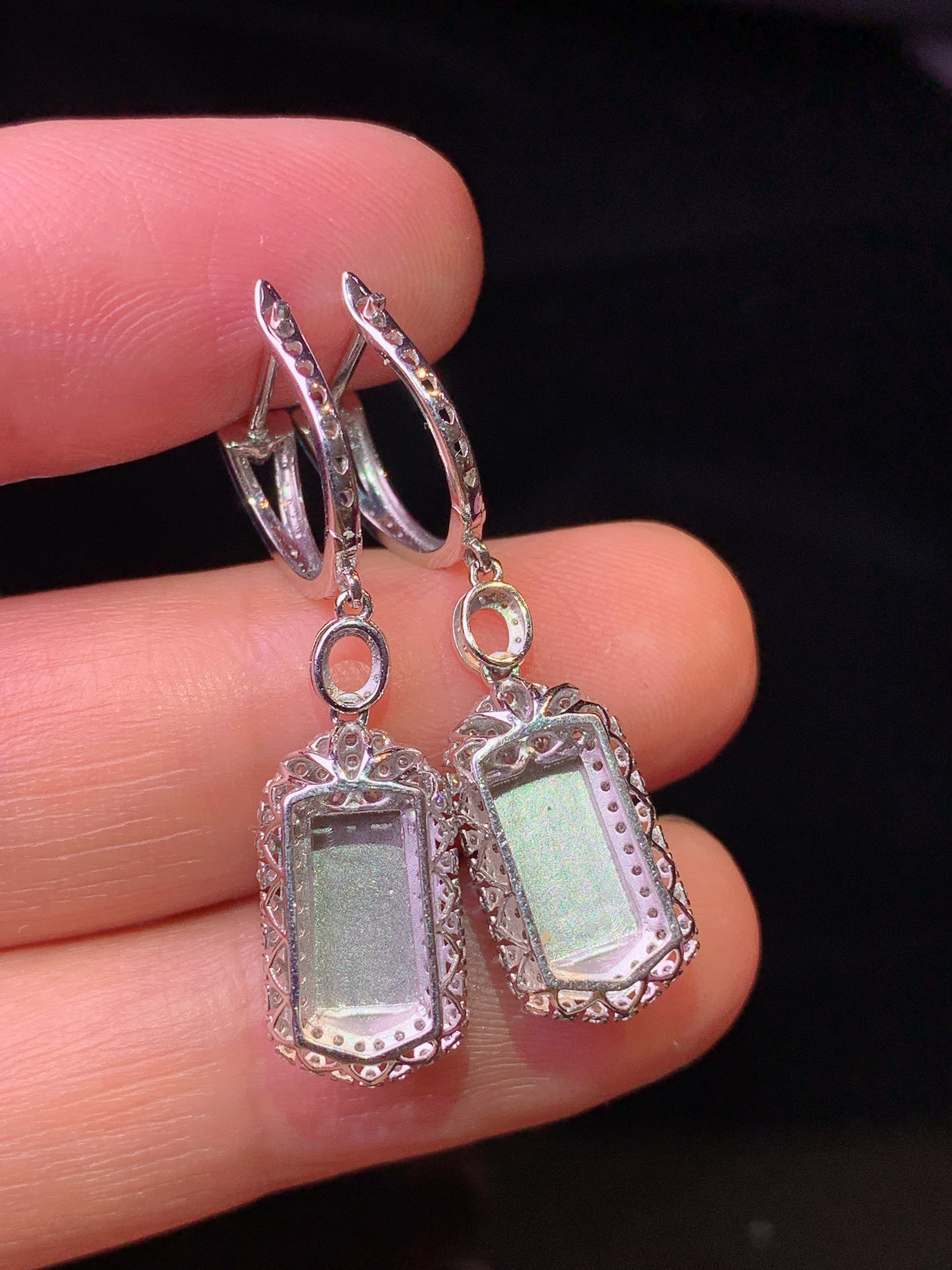 18k金钻镶嵌满绿无事牌耳坠 玉质细腻 色泽艳丽清新 整体尺寸31.6*8.3*6.3