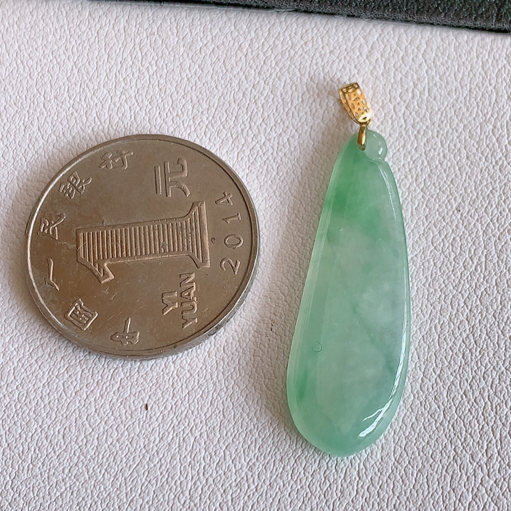 18k金扣冰润福瓜翡翠吊坠，呱呱来财，福气满满的美好寓意，清新自然  沁人心脾，造型独特，清秀高雅  W141.5 尺寸：34.5-11.8-3.8mm
