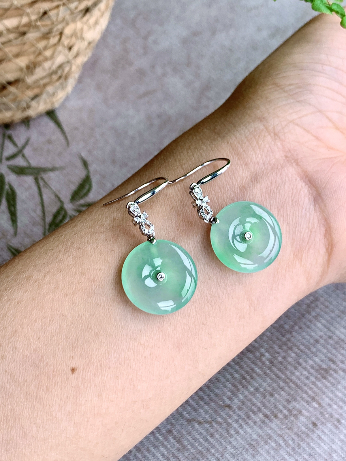 【镶嵌】️高冰飘绿花平安扣耳坠 
【说明】缅料  18k金镶嵌 性价比高  
【整体】37.7
【裸石】16.7-3.3
【重量】5.1克