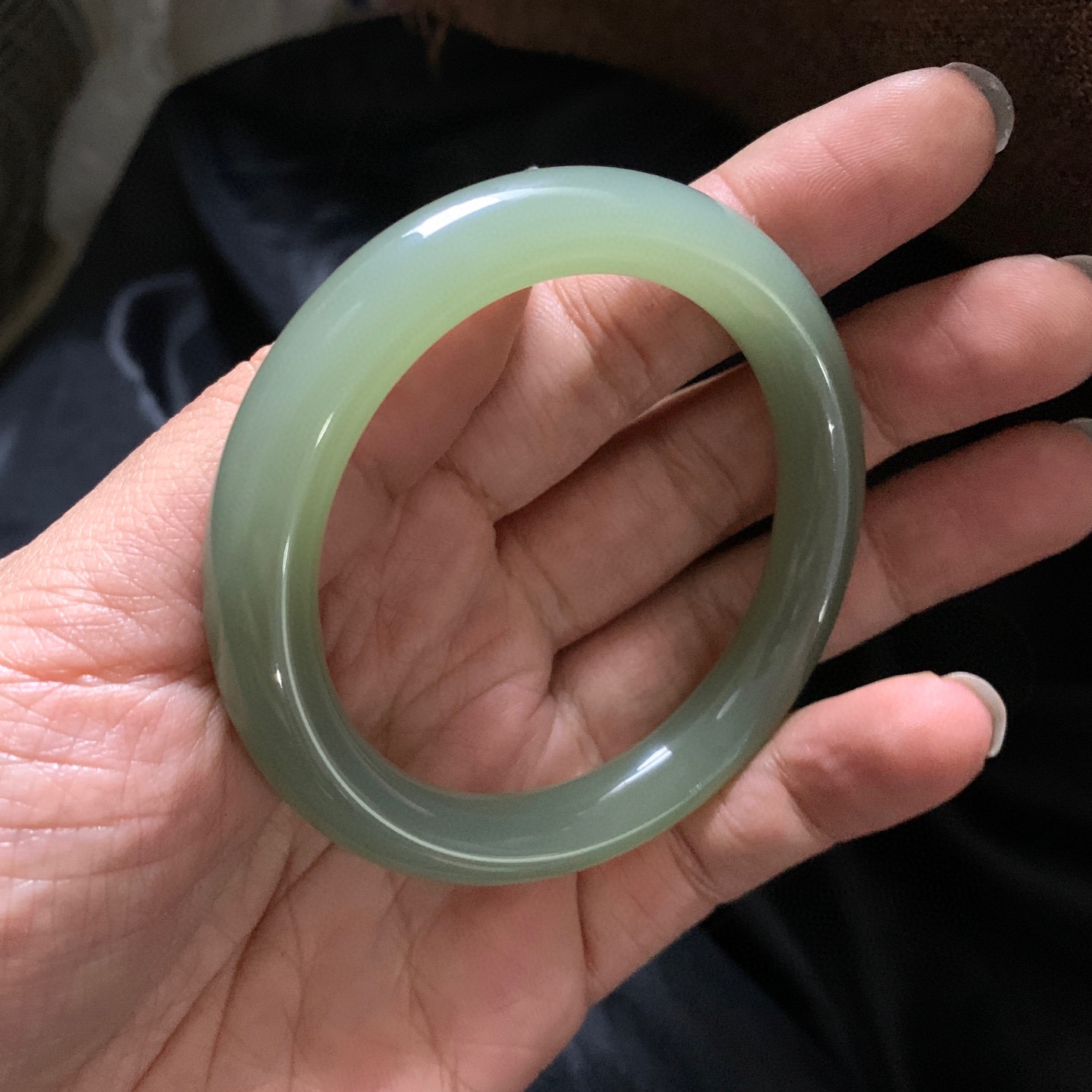 ￼和田玉55圈口冰底粉青猫眼圆条手镯！玉质细腻油润 底色纯净 无裂无杂 脂粉好，品质高。