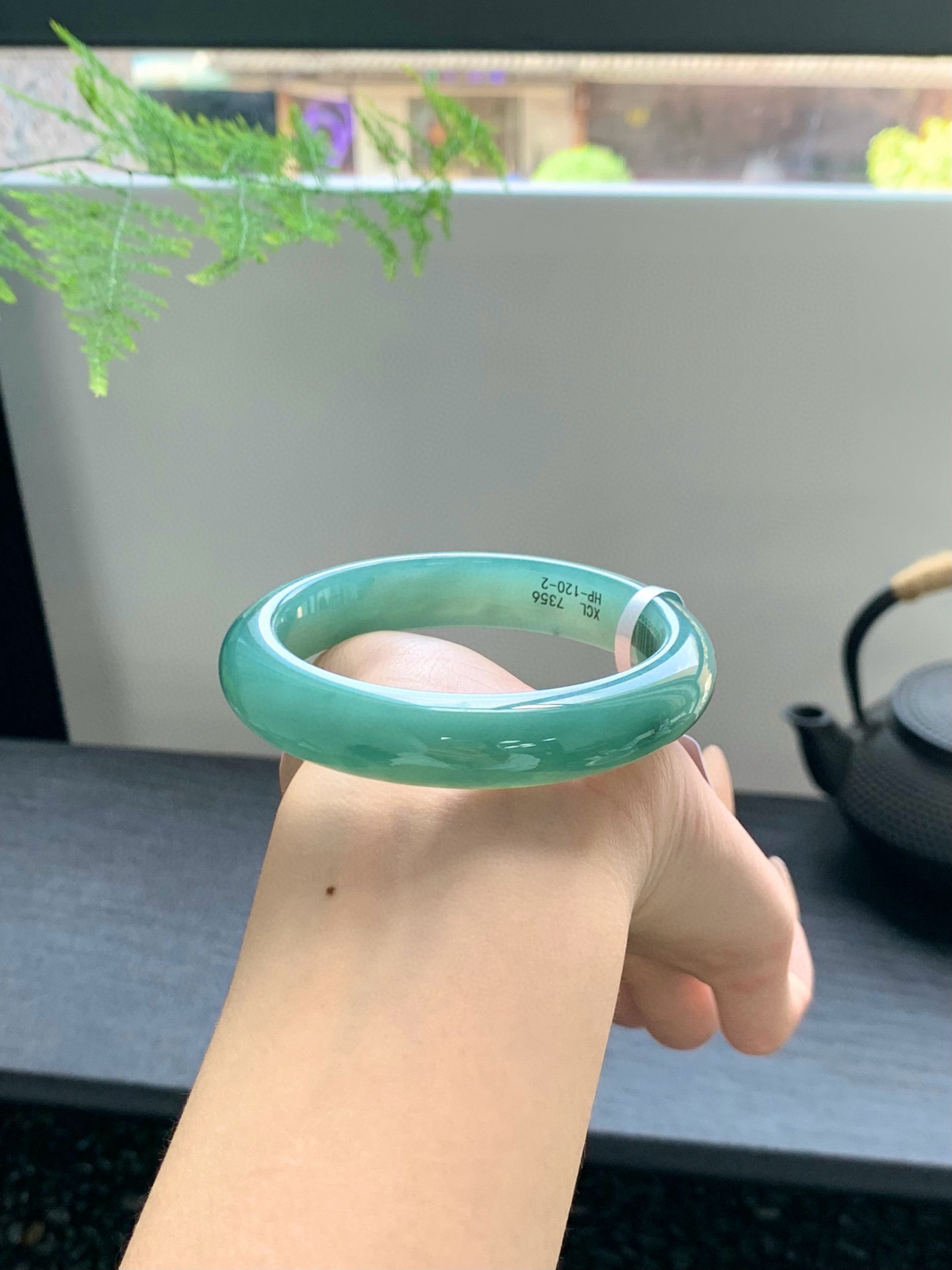 【淡湖水绿手镯】
江南烟雨钟不及，一波碧水起涟漪映入眼里的碧绿，静谧灵动独特的神秘意境
【尺寸】56-12.5-8mm