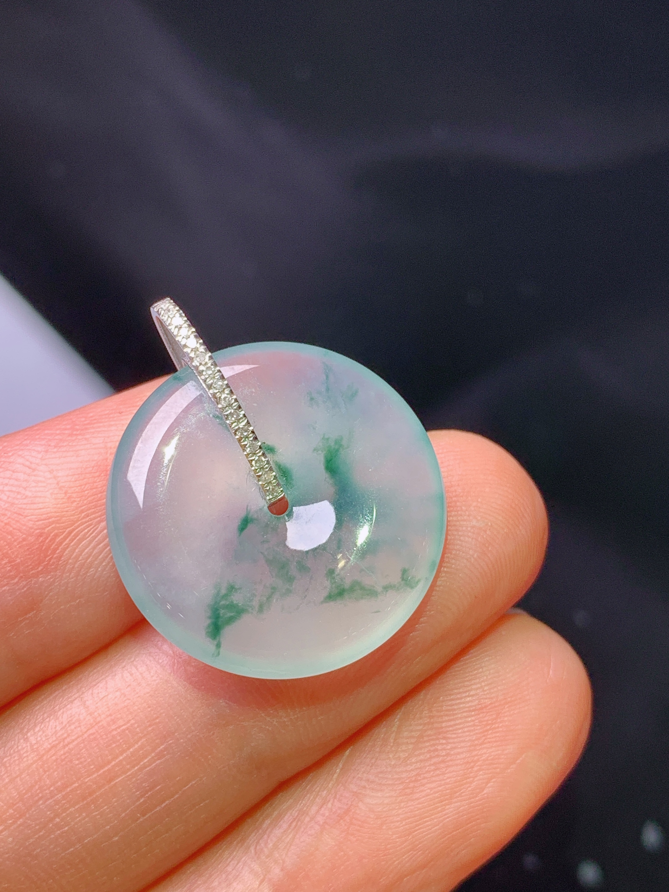 18k金钻镶嵌冰种飘绿平安扣吊坠 玉质细腻 色泽艳丽清新 整体尺寸24.2*20*4.3