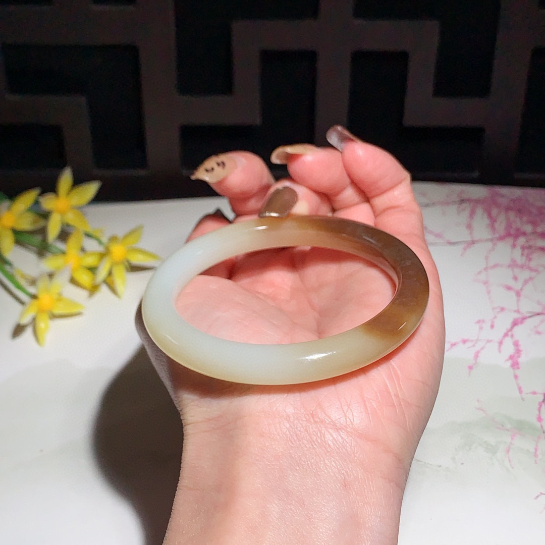 和田玉56.5圈口且末糖手镯！玉质细腻油润 底色纯净 无纹裂 脂粉好，品质高。